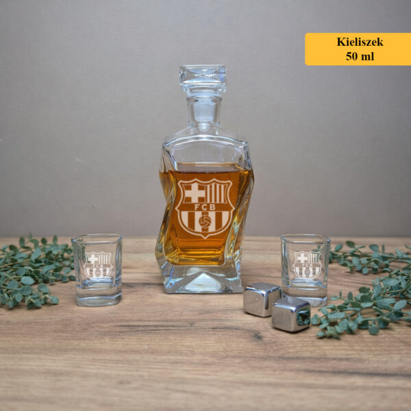 karafka z kieliszkami z grawerem