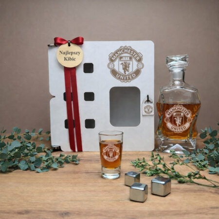 karafka z kieliszkami z grawerem